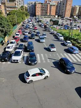 Catania, via Imperia: tappeto di auto ferme davanti la scuola