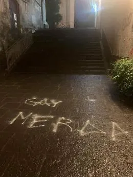 Scritta contro gay lungo la scalinata Alessi. Arcigay: &laquo;La cancelliamo&raquo;