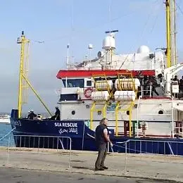 A Pozzallo 406 migranti sbarcano dalla "Sea Watch"