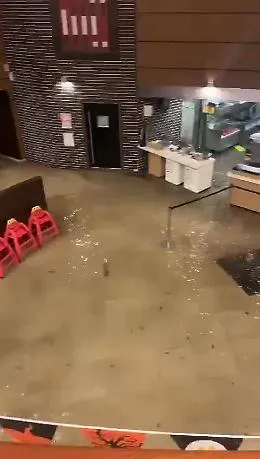 Alluvione Catania, piazza Stesicoro sommersa e il McDonald's allagato: video