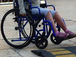 Raggir&ograve; disabile sottraendogli 2,5 milioni: ex badante condannata