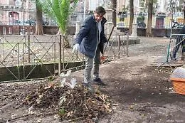 Danni maltempo, il sindaco Pogliese si "arma" di rastrello per ripulire Villa Pacini