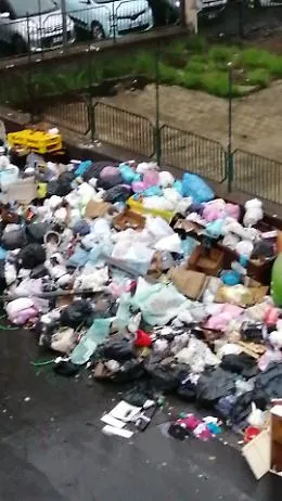 Vergogna Catanese: i rifiuti a spasso per la citt&agrave;