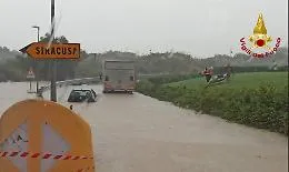 In auto con l'alluvione: cosa fare? Luigi De Luca: &laquo;Non sempre si puo' uscire dal veicolo&raquo;