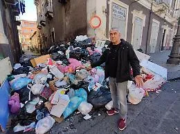 Emergenza rifiuti a Catania, c'&egrave; chi non pu&ograve; entrare a casa