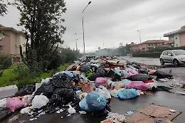 Emergenza rifiuti a Catania, corsa per recuperare ma la raccolta &egrave; nel caos: alta tensione Comune-Dusty