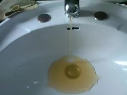 Acqua gialla e rubinetti a secco a Erice: residenti di Raganzili, San Giuliano e Pizzolungo chiedono interventi urgenti