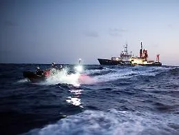 Migranti, la Sea Eye4 ancora in attesa di un porto in cui sbarcare