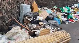 Discarica aperta oggi solo per Catania, ma la citt&agrave; &egrave; ancora piena di rifiuti e domani scatta il porta a porta