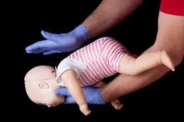 Neonato che stava per soffocare salvato dal vicino di casa infermiere con la manovra di Heimlich