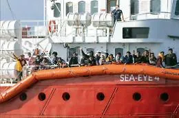 Trapani accoglie gli 847 profughi della Sea Eye4