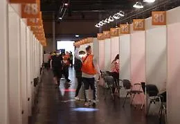 In Italia boom di terze dosi e lockdown per non vaccinati "misura improponibile"