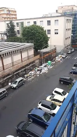 Catania:  rifiuti a ridosso dell'ingresso dell'Ist. Vaccarini
