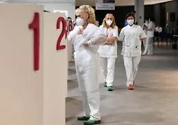Risale in Italia la curva del Covid e sfiora i 100mila positivi: abbassare l'et&agrave; per terze dosi tra soluzioni
