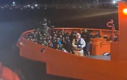 Portati in salvo i 430 migranti rimasti incagliati con un peschereccio a Pozzallo