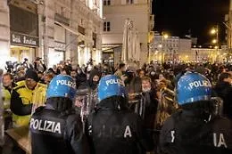Stop ai cortei No-Green pass: permesse soltanto manifestazioni statiche