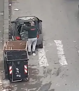 Lascia infissi in strada con felpa della Dusty. Azienda denuncia: &laquo;Non lavora per noi&raquo;