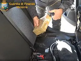 Agrigentino con 1,260 kg di cocaina pura arrestato agli imbarcaderi di Messina