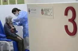 Appello rianimatori: &laquo;Vaccinatevi, le terapie intensive stanno per intasarsi&raquo;