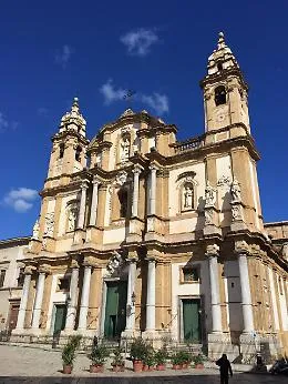Cade intonaco dalla chiesa di San Domenico a Palermo