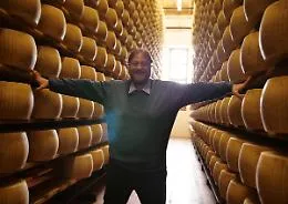 Spot sul Parmigiano Reggiano scatena un "inferno" sui social: sar&agrave; cambiato