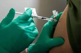 Medico di famiglia no-vax con attestato di vaccinatore