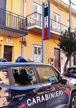 Frutta lanciata contro i vigili che gli chiedono l&rsquo;autorizzazione alla vendita: arrestato