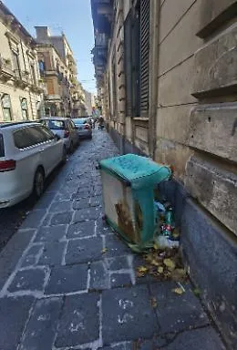 Via Gabriello Carnazza (Ct). Poltrona abbandonata da mesi