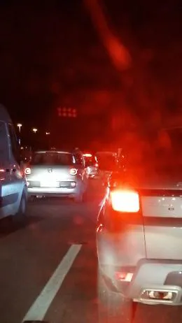 File chilometriche lungo l'asse attrezzato per entrare a Catania