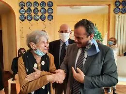 Centenaria riceve la visita del sindaco De Luca nel giorno del compleanno