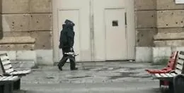 Lascia un terzo pacco davanti all'Ucciardone ma questa volta lo "beccano"