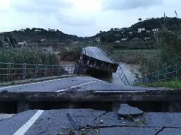 Maltempo, la Sicilia "collassa" tra frane, smottamenti, un ponte spezzato e voli dirottati