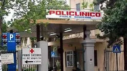 Va in escandescenza al pronto soccorso del Policlinico e si scaglia contro medico e vigilante