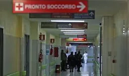 Donna aggredita e sfregiata con acido in strada a Roma
