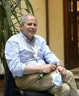 Vaccini, Crisanti su mix di dosi diverse: &laquo;E' una follia, non ci sono dati&raquo;