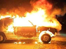 Notte di fuoco ad Acate, auto in fiamme