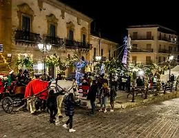 Canicatt&igrave;, avvenuta l'accensione dell'Albero in Piazza Roma