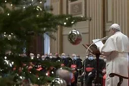 Natale, il Papa in processione con il Bambinello: &laquo;Torniamo a Betlemme&raquo;