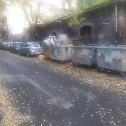 Catania, via Ipogeo: marciapiede invaso dai rifiuti