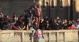 Mister Ok si tuffa nel Tevere: &laquo;Auguro di poterci riabbracciare&raquo;