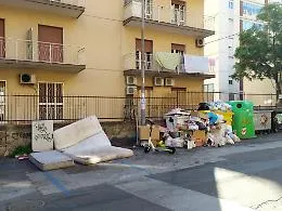 Catania: "Una citt&agrave; ammorbata dal cancro dei rifiuti"