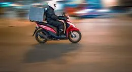 La dura vita del rider: &laquo;Slalom tra le buche e i danni ai mezzi sono a carico nostro&raquo;