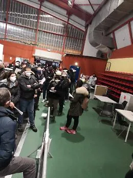 Sant'Agata li Battiati: ore d'attesa al freddo all'Hub vaccinale