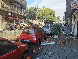 Getta vasi dal balcone in via Etnea: le foto del "disastro"