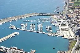 Frode per lavori nel porto di Riposto: scattano 6 misure interdittive