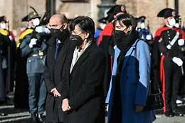 Funerali Sassoli, il doloroso e commovente saluto della moglie e dei figli