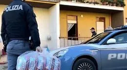 Famiglia in difficolt&agrave; economica ed in quarantena per il Covid, arrivano gli angeli poliziotto