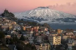 Cesar&ograve;: l'Etna innevato al tramonto