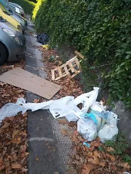 Catania: discarica davanti la Scuola Dante Alighieri