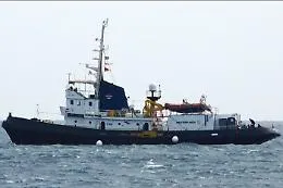 Lampedusa, approdati oltre 300 migranti (e altri 200 aspettano di sbarcare)